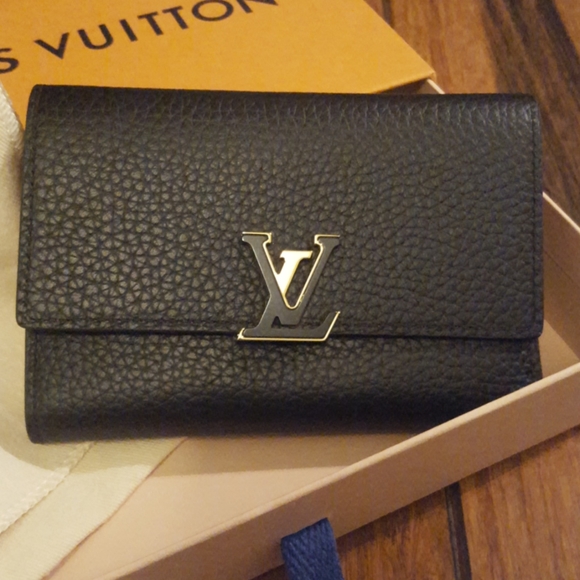 Louis Vuitton Handbags - Louis Vuitton Capucines wallet